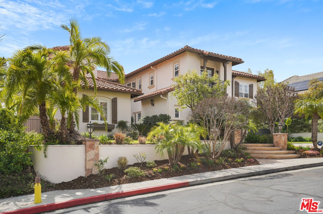 18927 Carmel Crest Dr, Los Angeles, CA 91356-5828