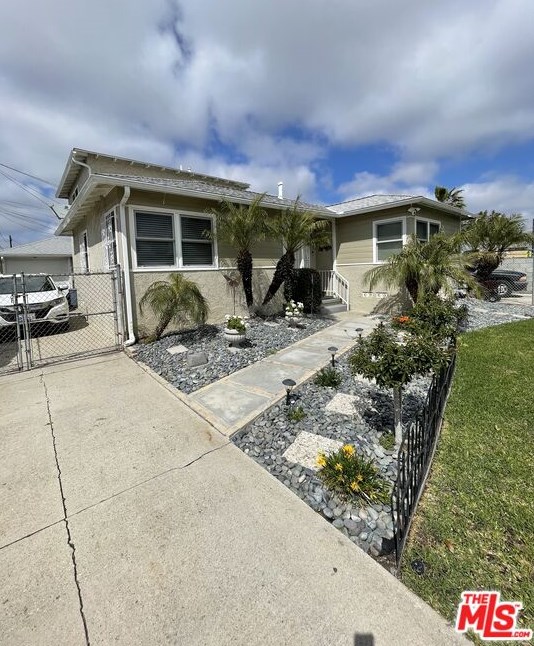 12021 Slater Ave, Los Angeles, CA 90059-2426