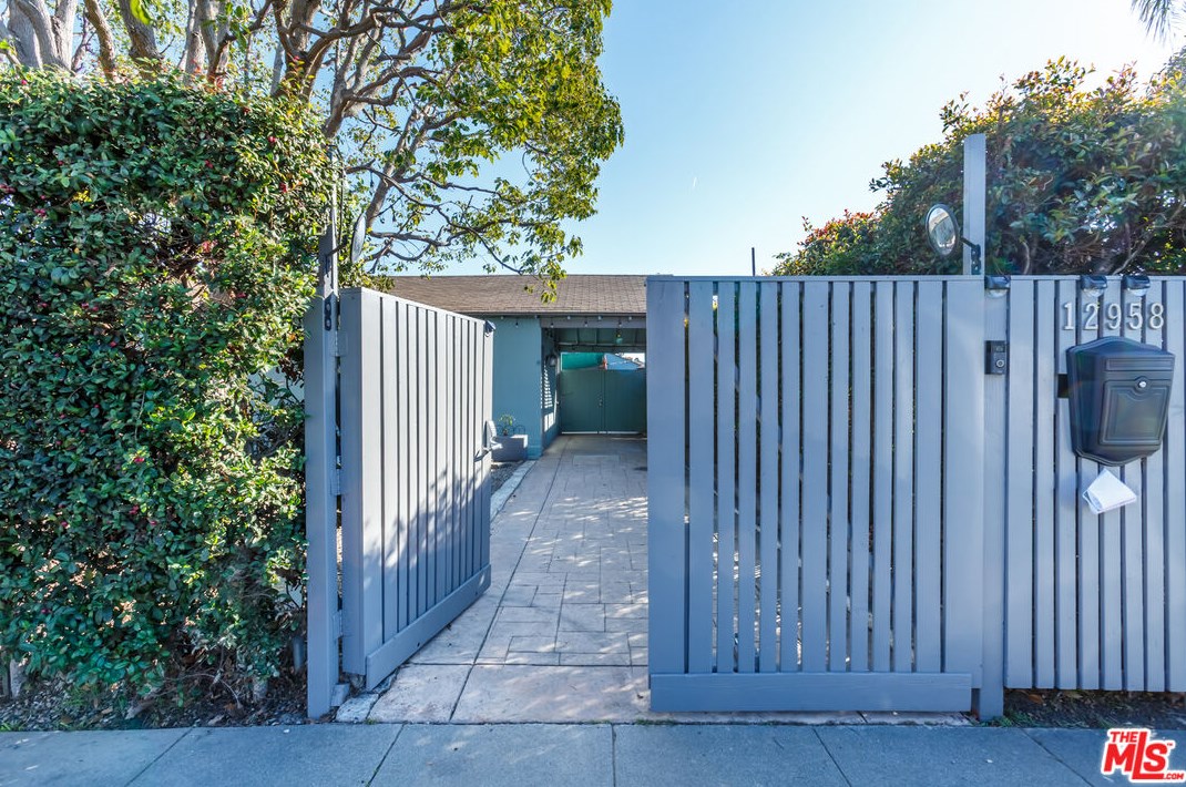12958 Short Ave, Los Angeles CA  90066-6423 exterior
