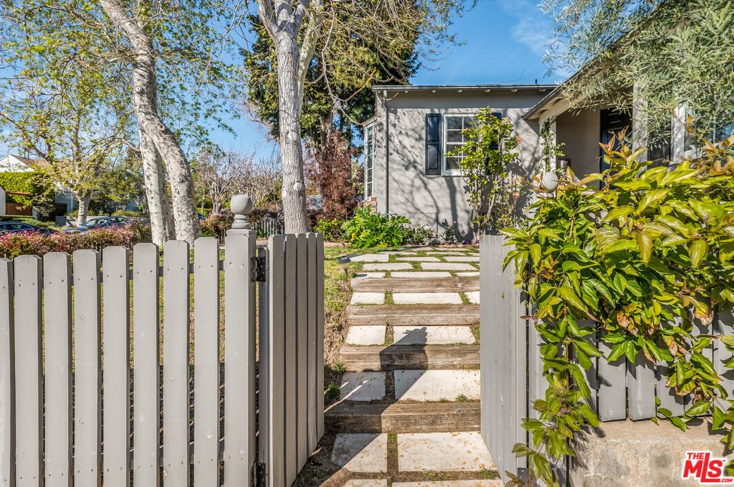 1324 Carmona Ave, Los Angeles CA  90019-2532 exterior