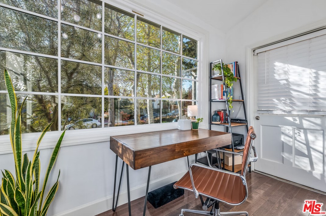 1324 Carmona Ave, Los Angeles CA  90019-2532 exterior
