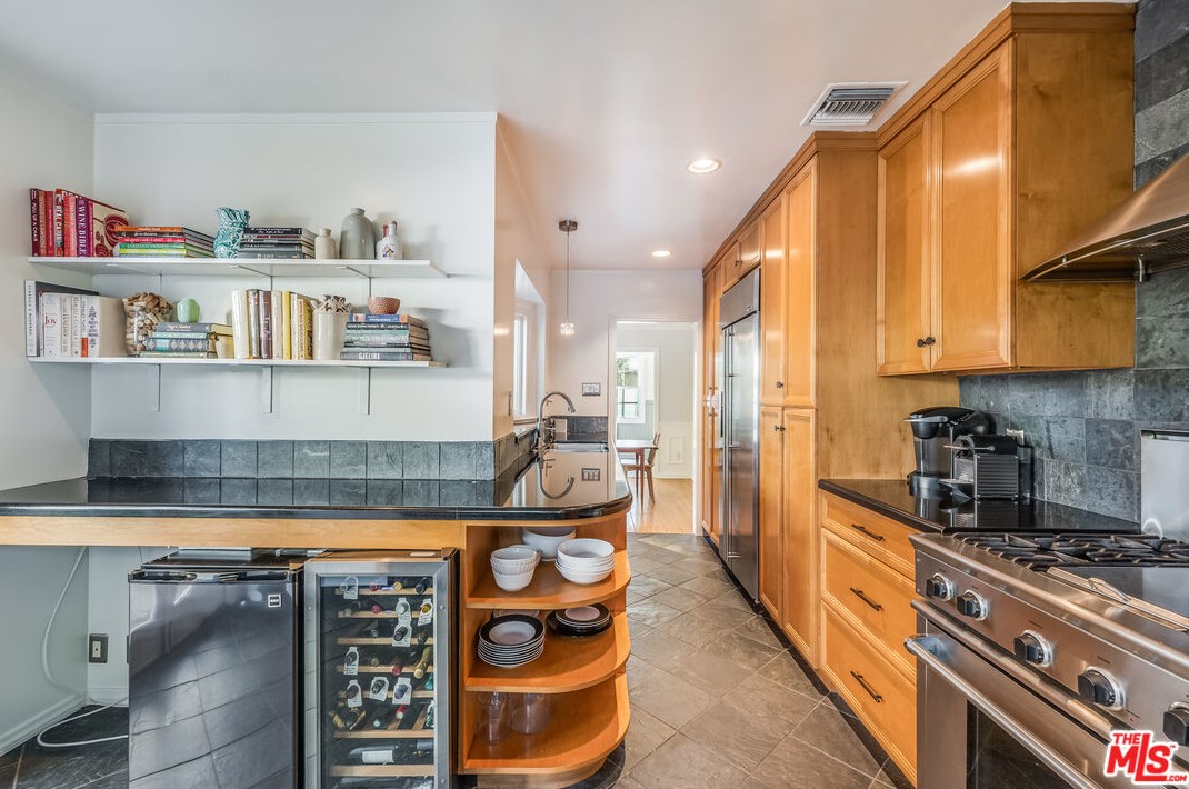 1324 Carmona Ave, Los Angeles CA  90019-2532 exterior