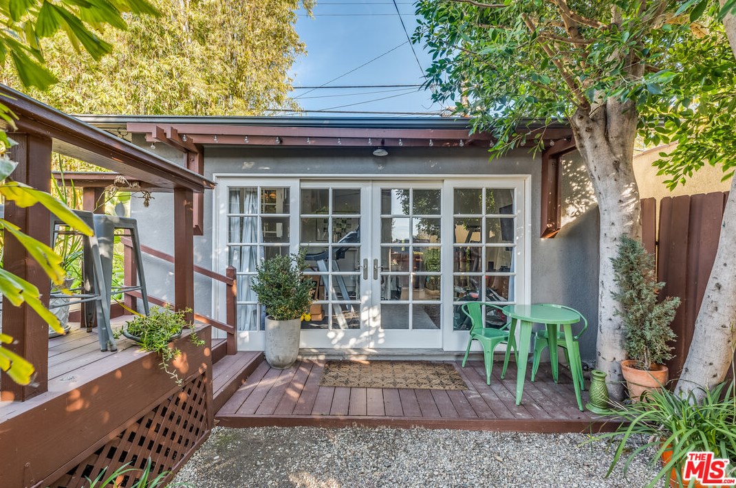 1324 Carmona Ave, Los Angeles CA  90019-2532 exterior