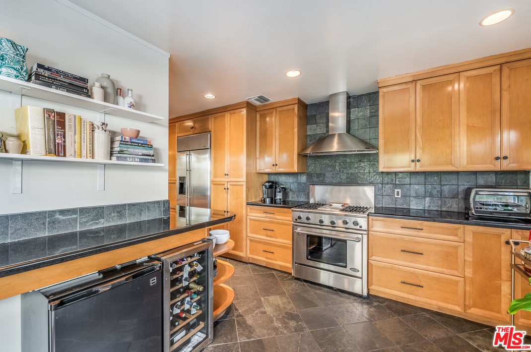 1324 Carmona Ave, Los Angeles CA  90019-2532 exterior