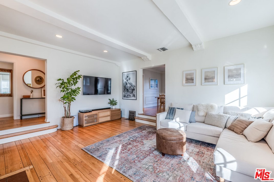 1324 Carmona Ave, Los Angeles CA  90019-2532 exterior