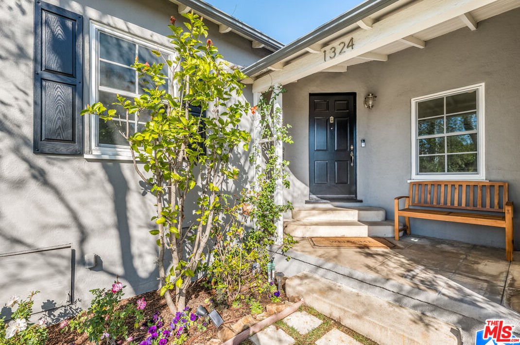 1324 Carmona Ave, Los Angeles CA  90019-2532 exterior