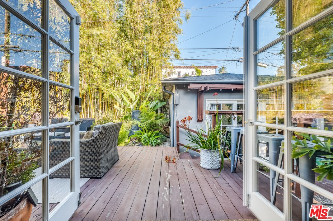 1324 Carmona Ave, Los Angeles CA  90019-2532 exterior