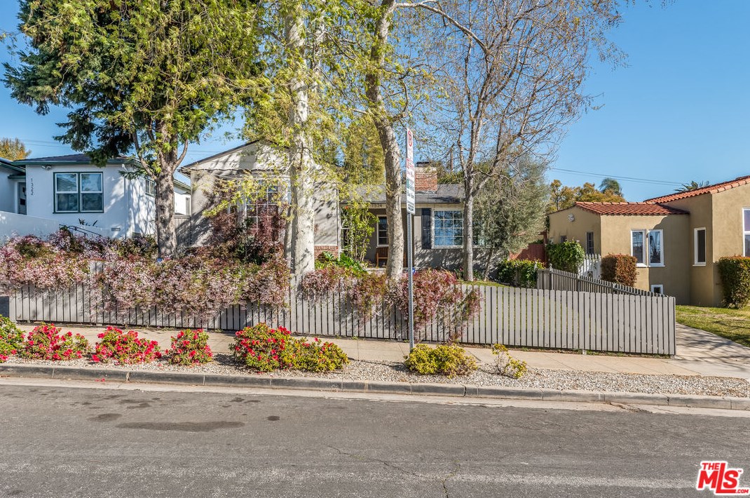 1324 Carmona Ave, Los Angeles CA  90019-2532 exterior