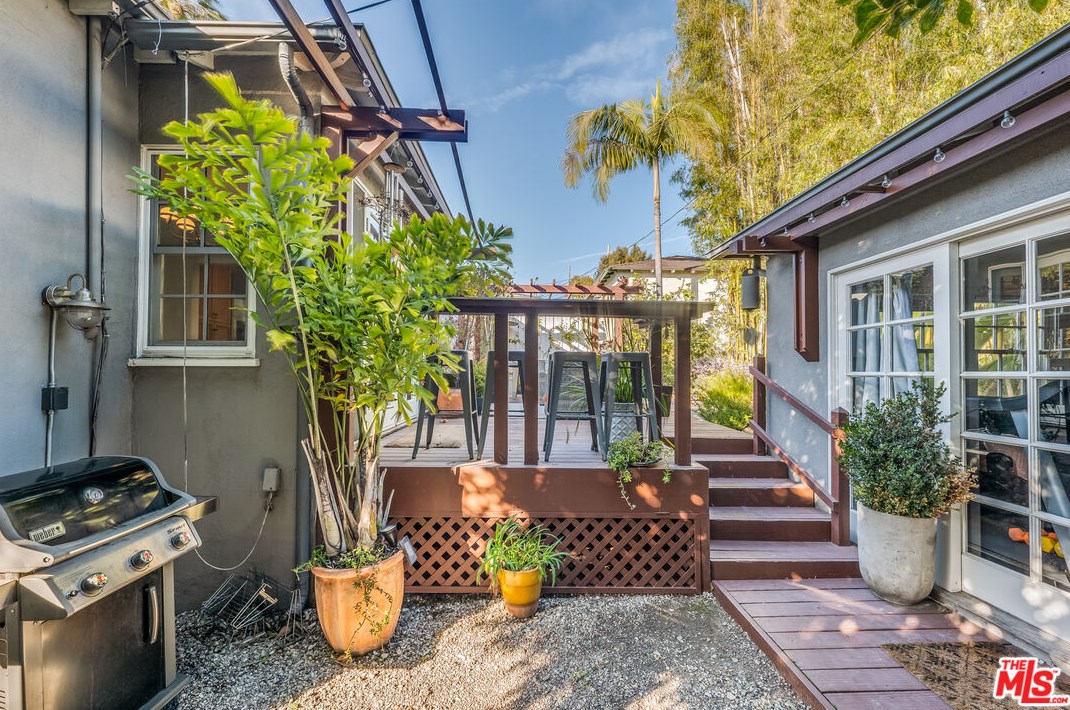 1324 Carmona Ave, Los Angeles CA  90019-2532 exterior