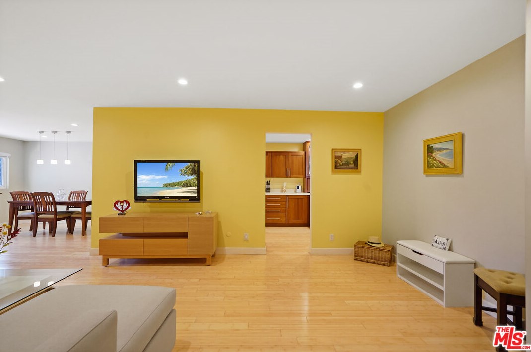 320 E Stocker St #109, Glendale, CA 91207