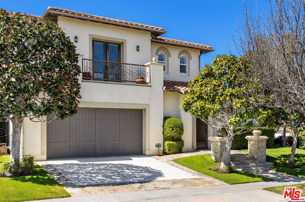 8002 Bell Crest Dr, Los Angeles, CA 90045-5516
