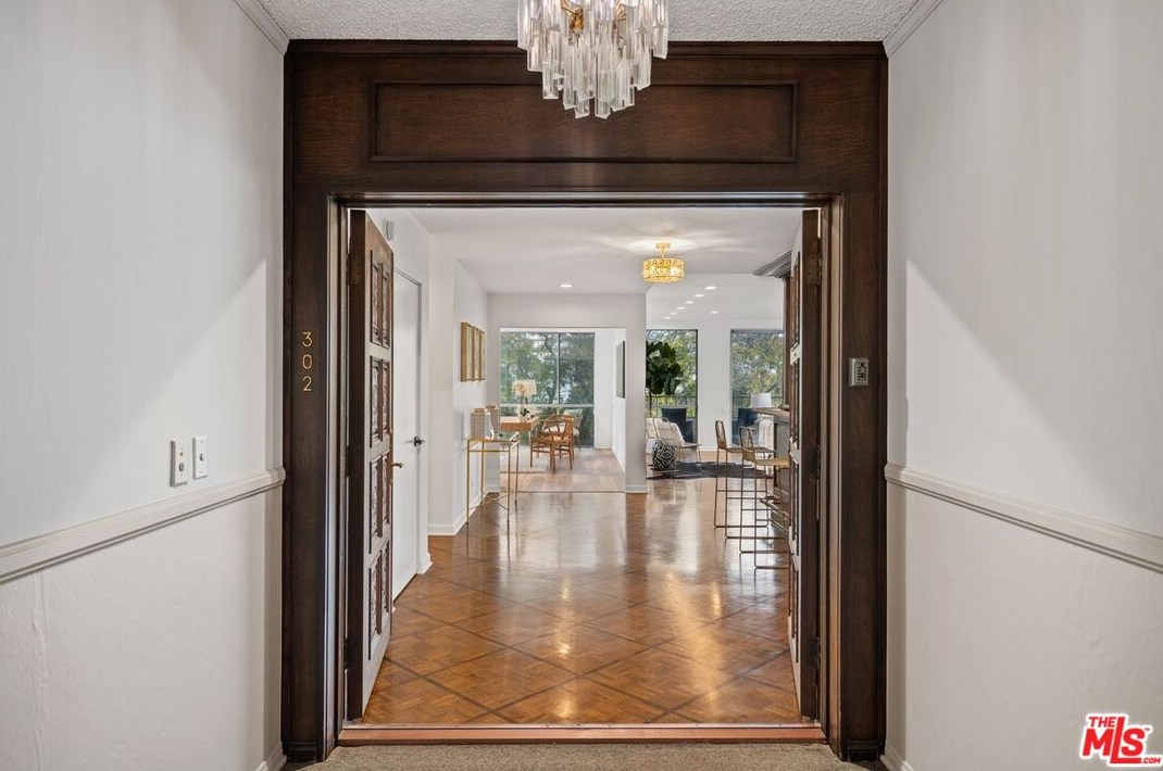 339 N Palm Dr #302, Beverly Hills, CA 90210