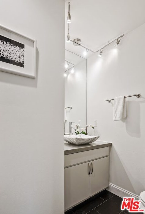 1825 Thayer Ave, Los Angeles CA  90024-6024 exterior