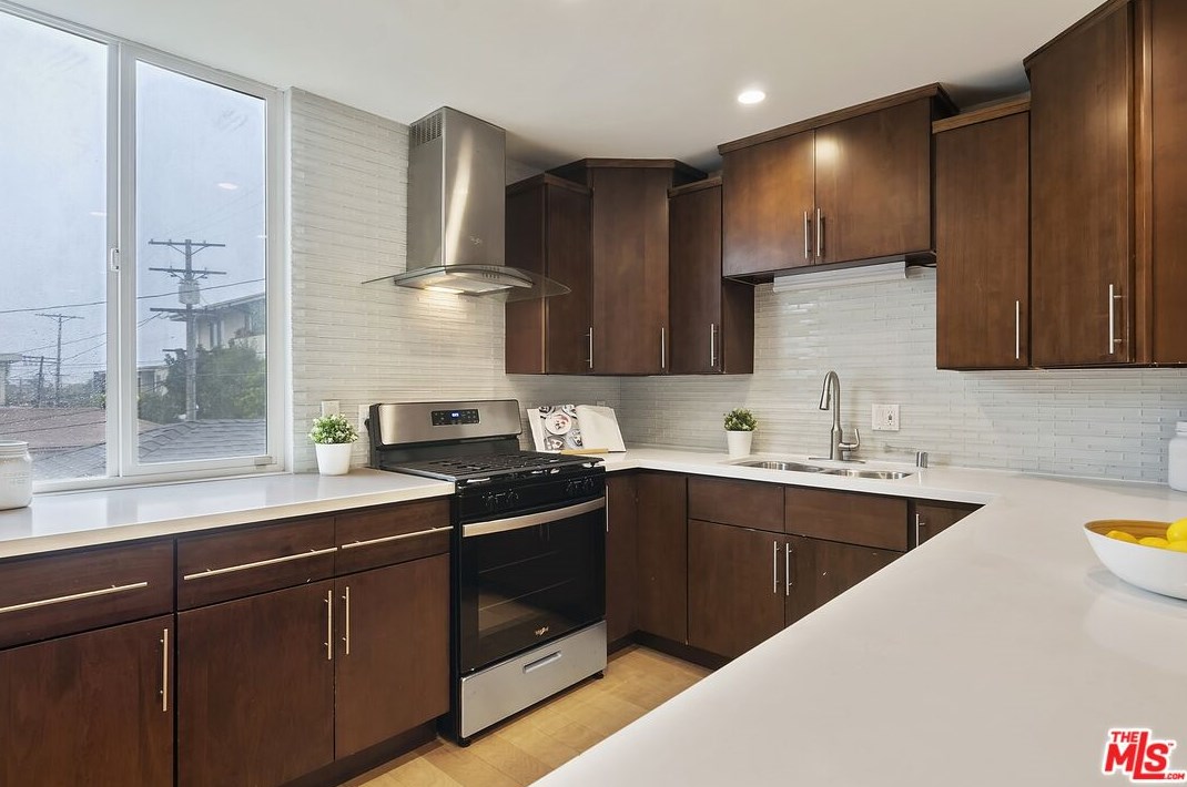 1825 Thayer Ave, Los Angeles CA  90024-6024 exterior