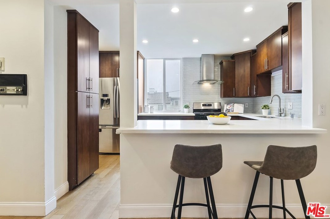 1825 Thayer Ave, Los Angeles CA  90024-6024 exterior