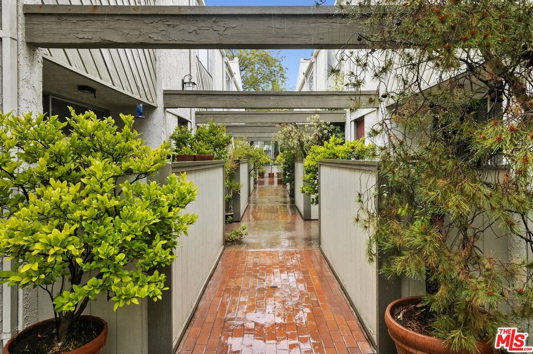 1825 Thayer Ave, Los Angeles CA  90024-6024 exterior