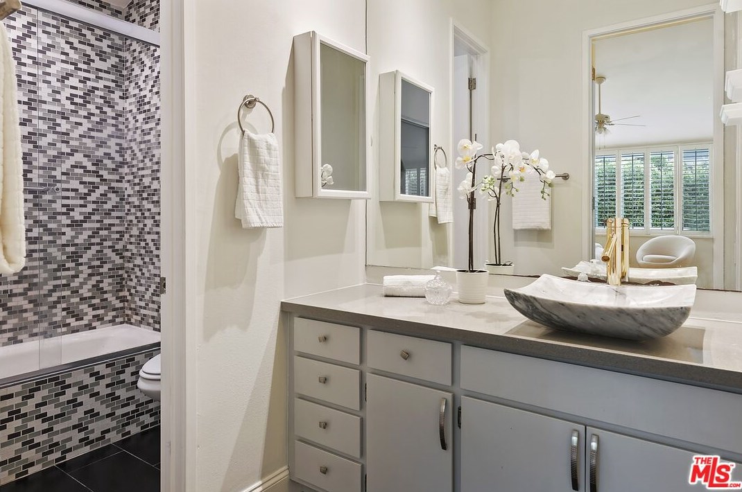 1825 Thayer Ave, Los Angeles CA  90024-6024 exterior