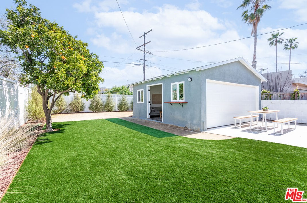 6218 Rimpau Blvd, Los Angeles CA  90043-3730 exterior