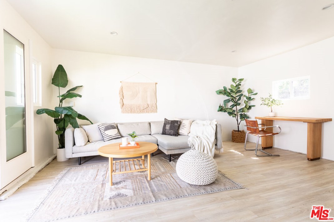 6218 Rimpau Blvd, Los Angeles CA  90043-3730 exterior