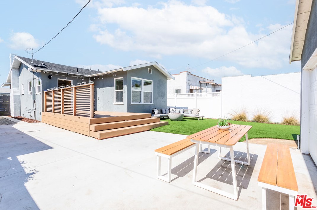 6218 Rimpau Blvd, Los Angeles CA  90043-3730 exterior
