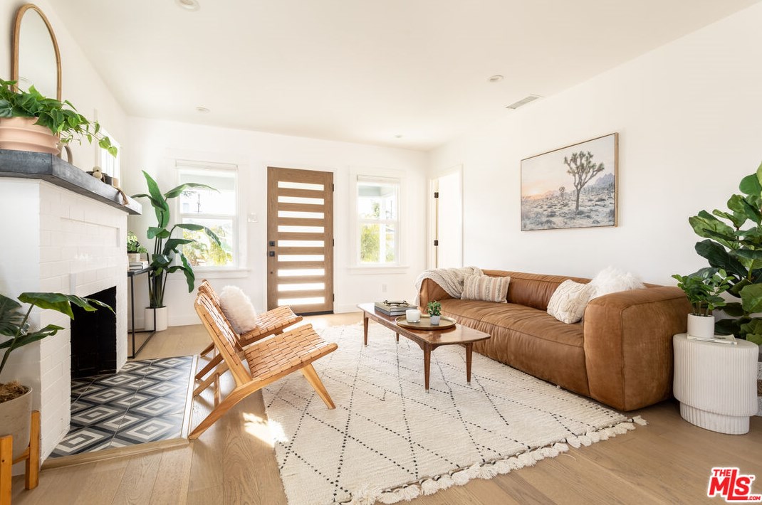 6218 Rimpau Blvd, Los Angeles CA  90043-3730 exterior