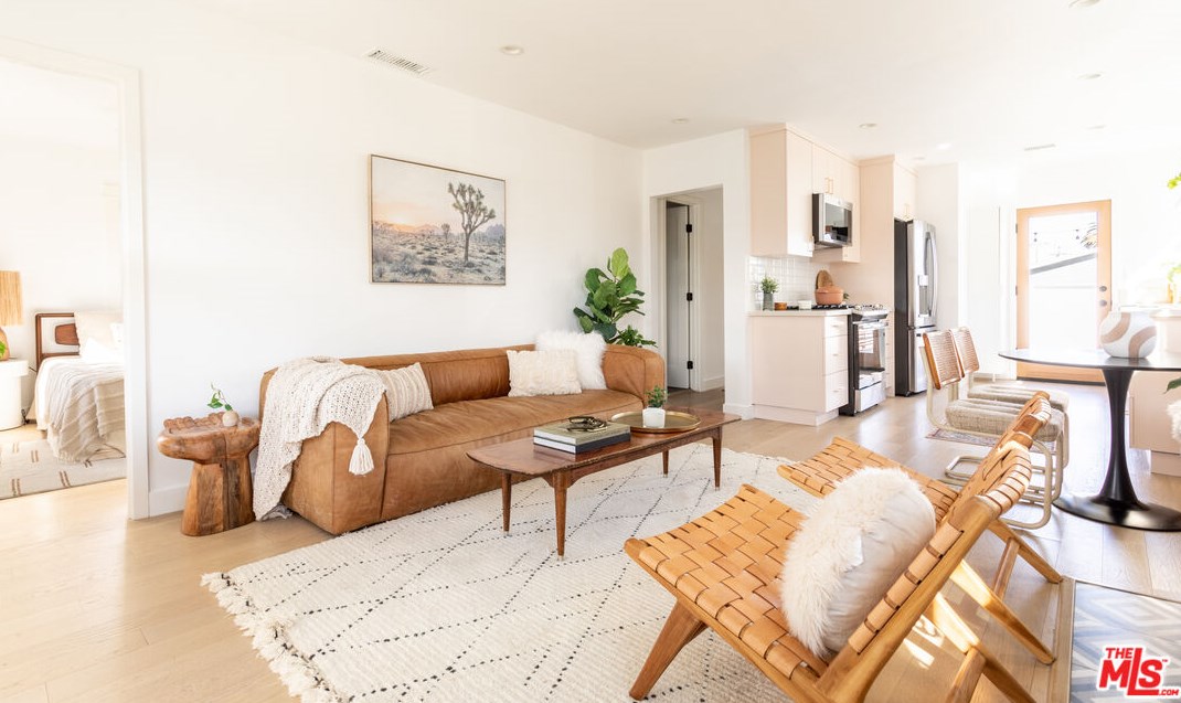 6218 Rimpau Blvd, Los Angeles CA  90043-3730 exterior