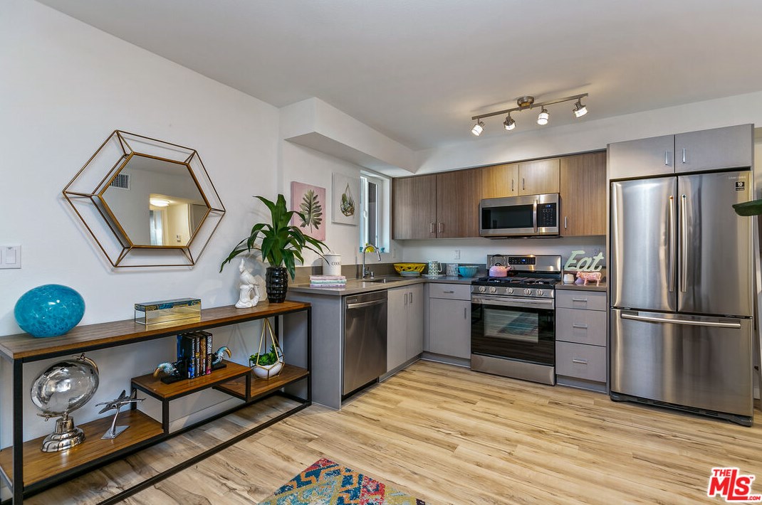 6640 Woodley Ave #203, Van Nuys, CA 91406