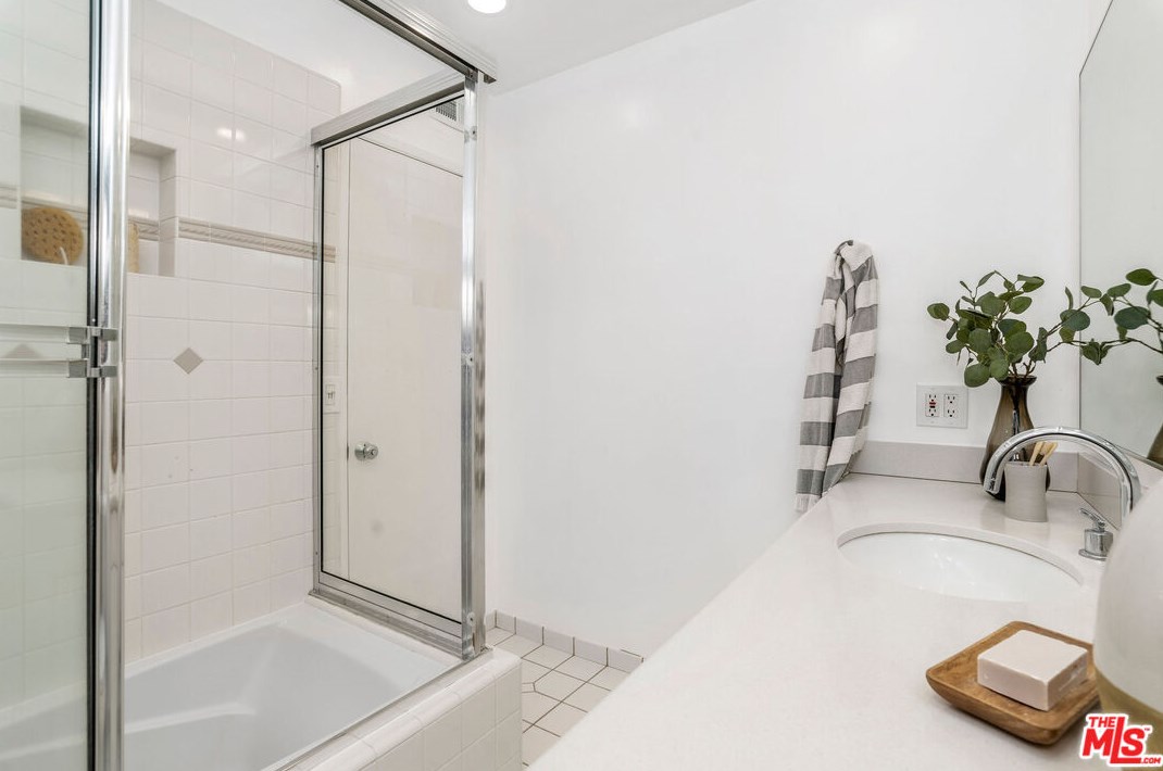 3642 Holboro Dr, Los Angeles CA  90027-1432 exterior