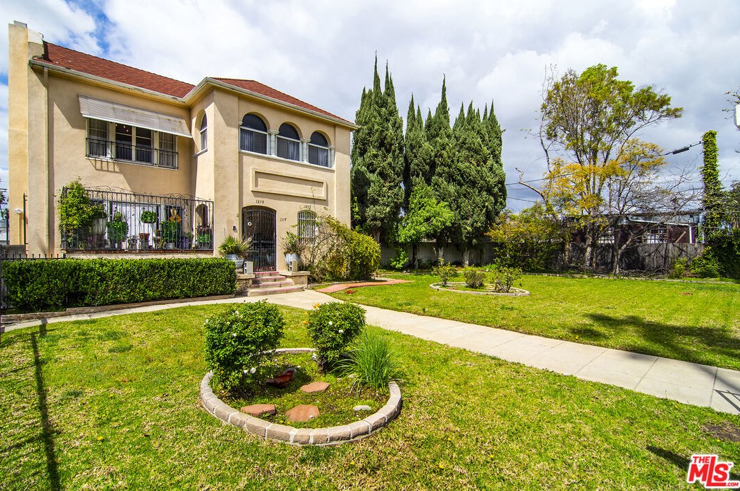 1317 Victoria Ave, Los Angeles, CA 90019-4247