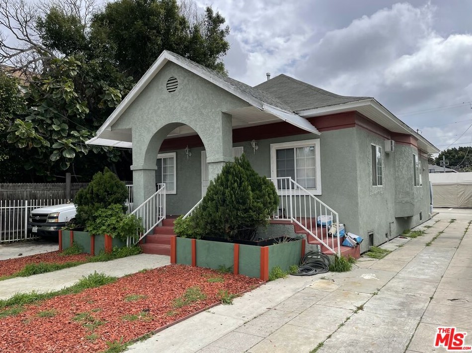 1204 37th Dr, Los Angeles, CA 90007-4211