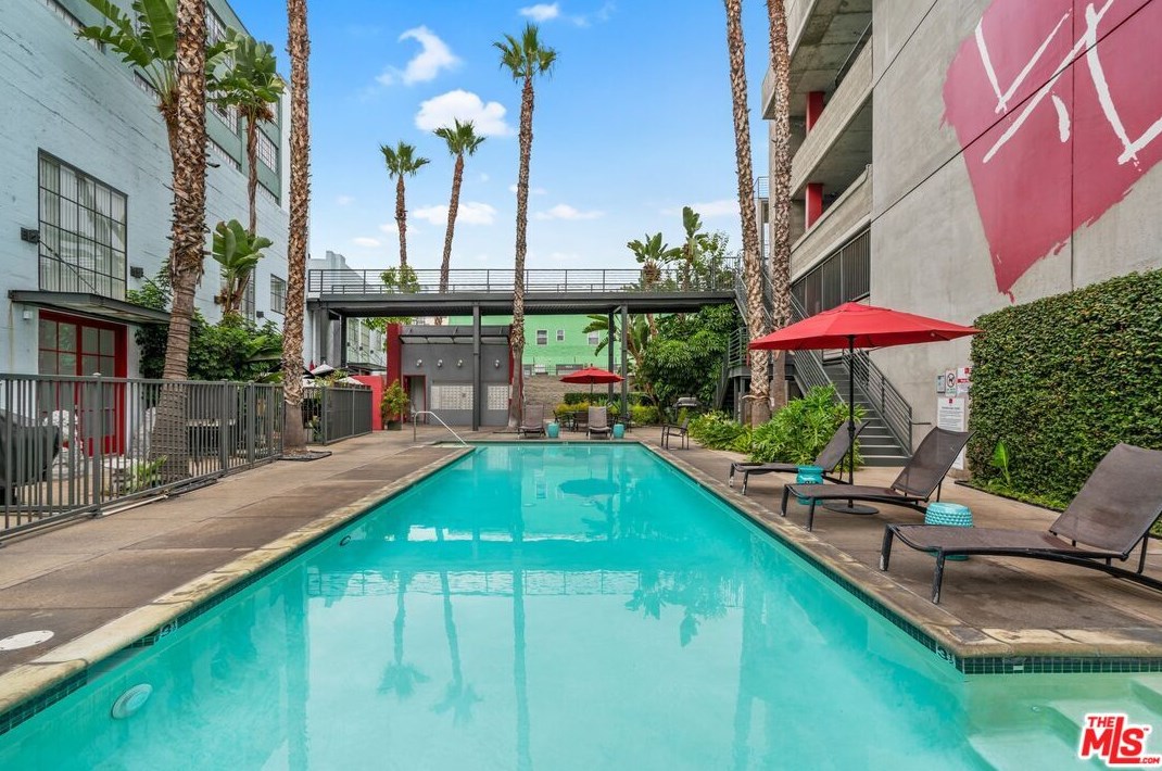 420 San Pedro St, Los Angeles CA  90013-2182 exterior