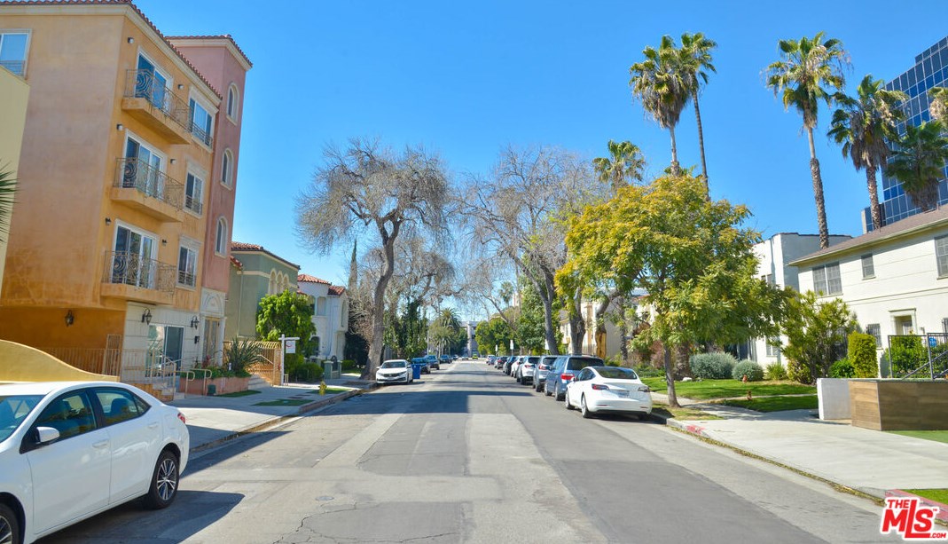 8420 Blackburn Ave, Los Angeles CA  90048-4195 exterior
