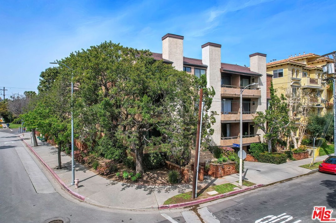1328 Bundy Dr, Los Angeles CA  90025-1386 exterior