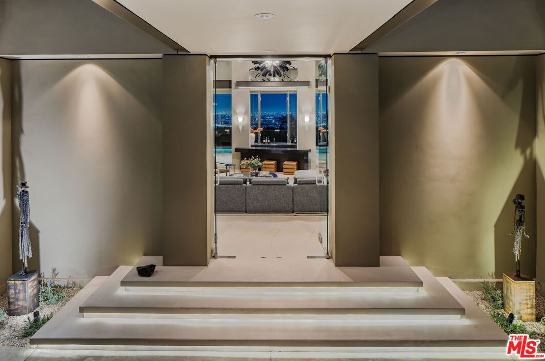 9405 Sierra Mar Pl, Los Angeles, CA 90069-1738