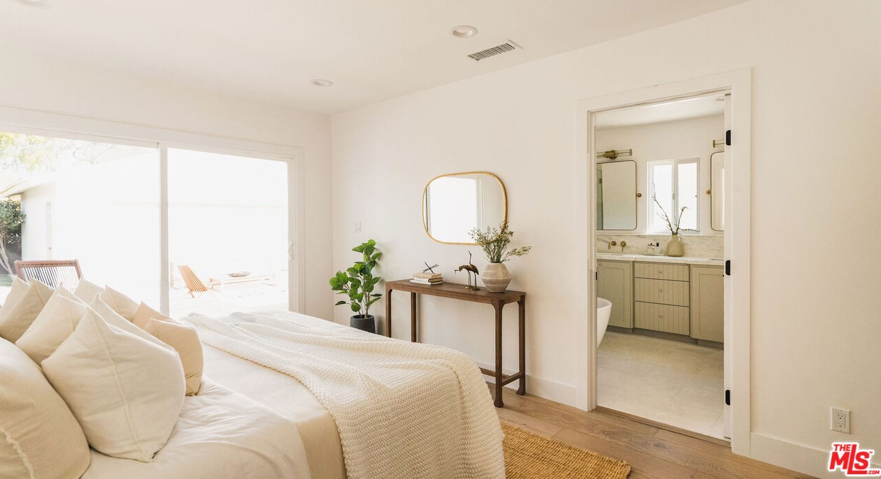 3776 Norton Ave, Los Angeles CA  90018-4047 exterior
