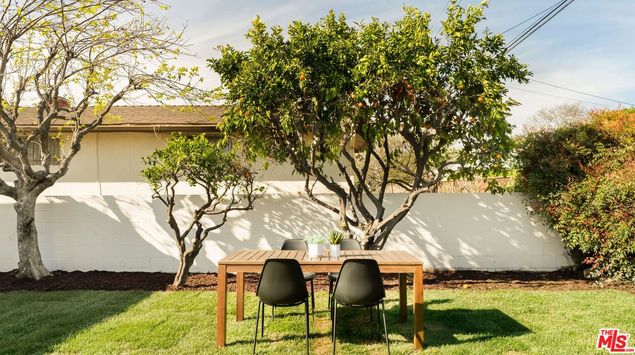 3776 Norton Ave, Los Angeles CA  90018-4047 exterior