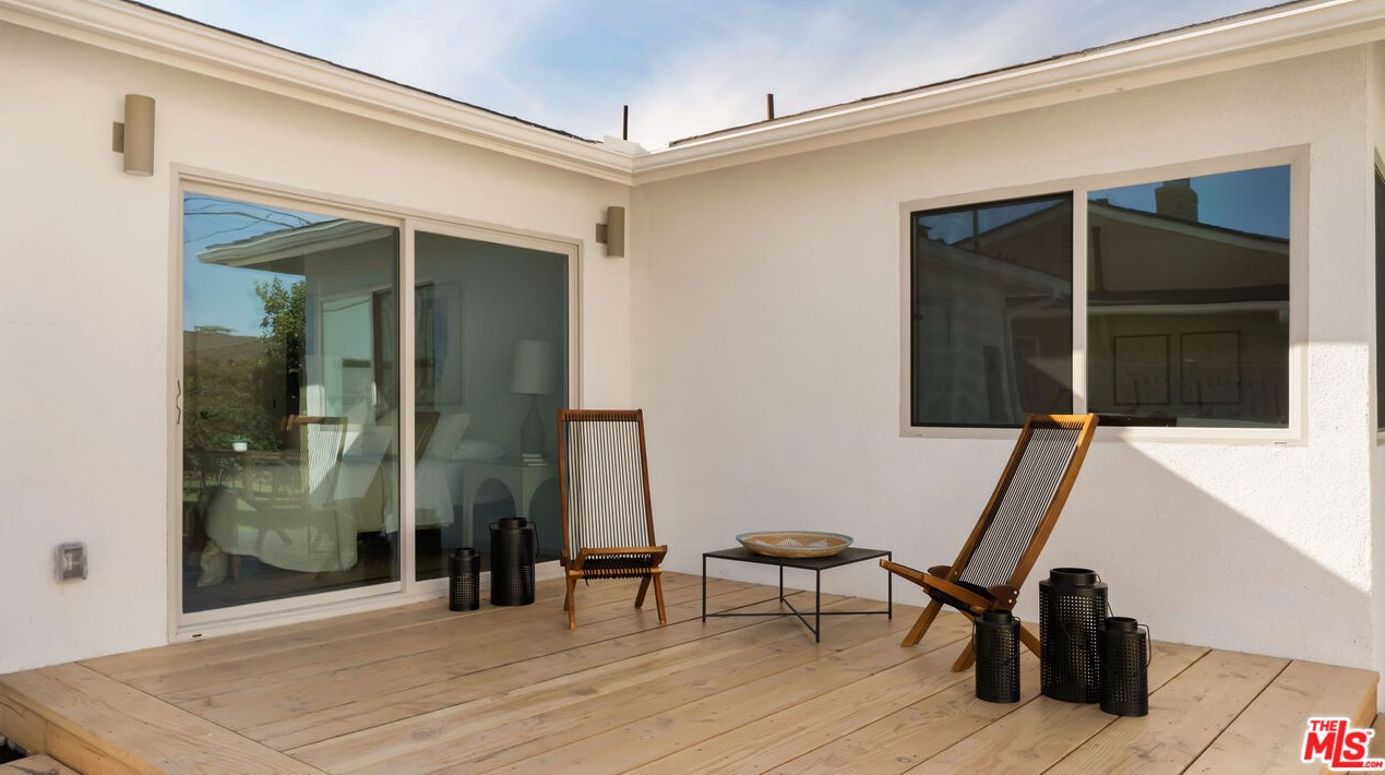 3776 Norton Ave, Los Angeles CA  90018-4047 exterior