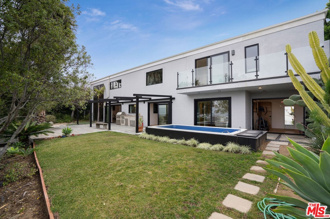 15409 Longbow Dr, Van Nuys, CA 91403