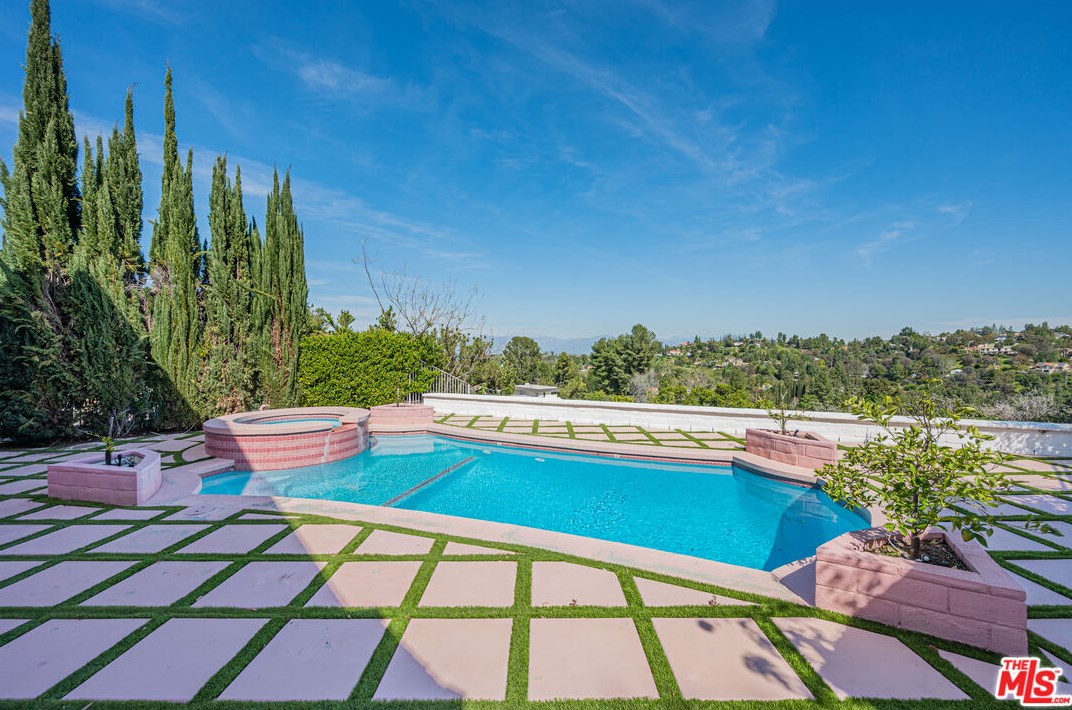 19650 Greenbriar Dr, Los Angeles, CA 91356-5425