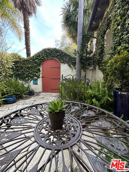 6119 Lindenhurst Ave, Los Angeles CA  90048-4808 exterior