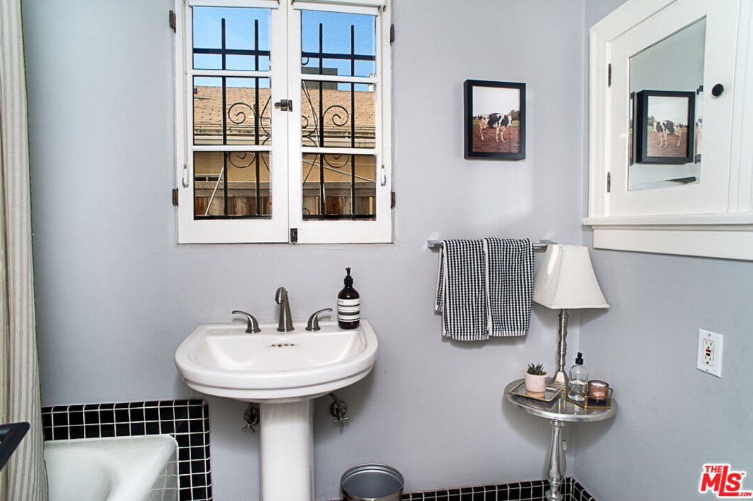 6119 Lindenhurst Ave, Los Angeles CA  90048-4808 exterior