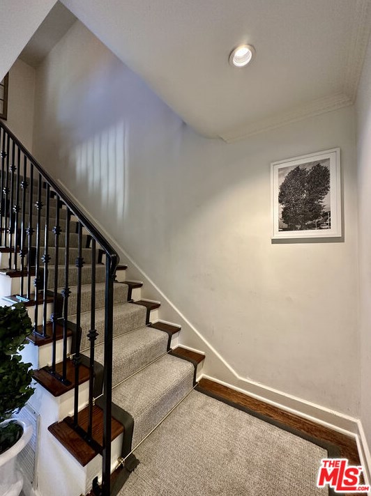 6119 Lindenhurst Ave, Los Angeles CA  90048-4808 exterior