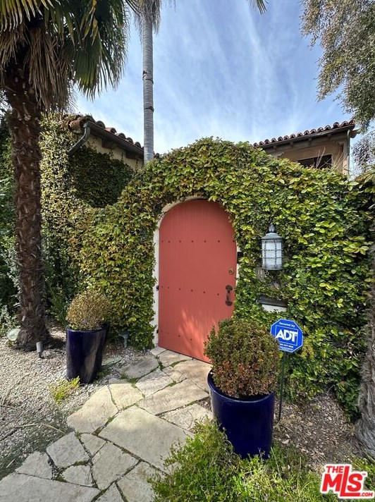 6119 Lindenhurst Ave, Los Angeles CA  90048-4808 exterior