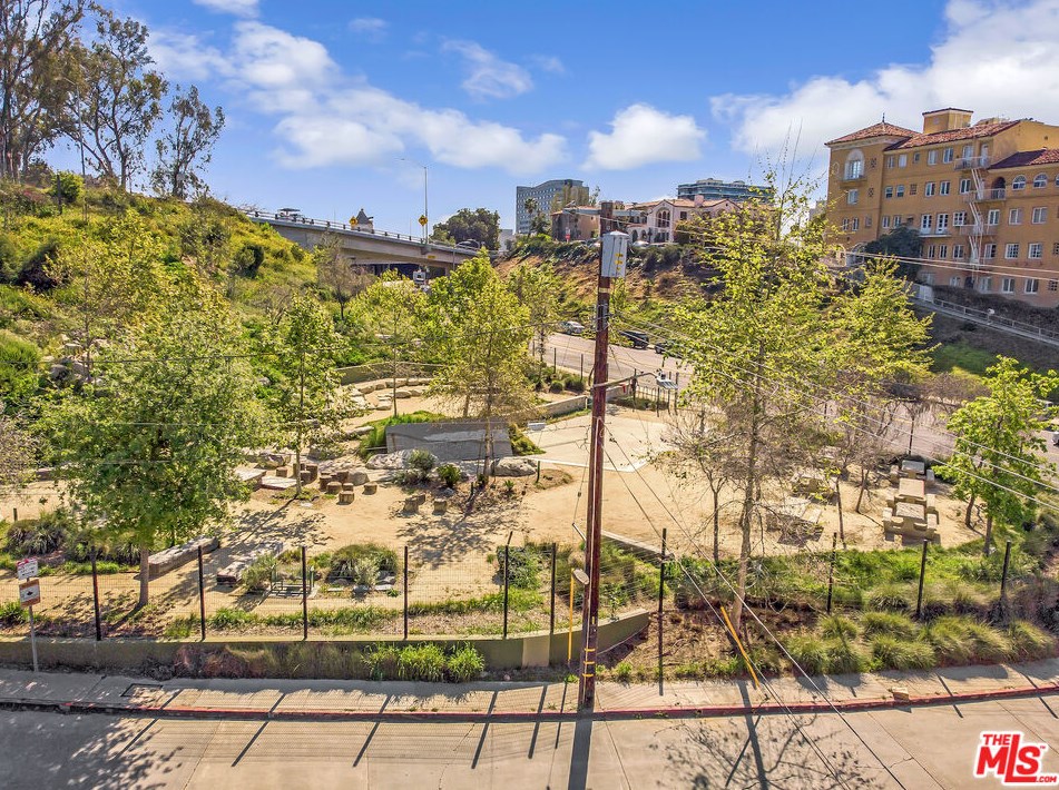 6400 Dix St, Los Angeles, CA 90068-3808