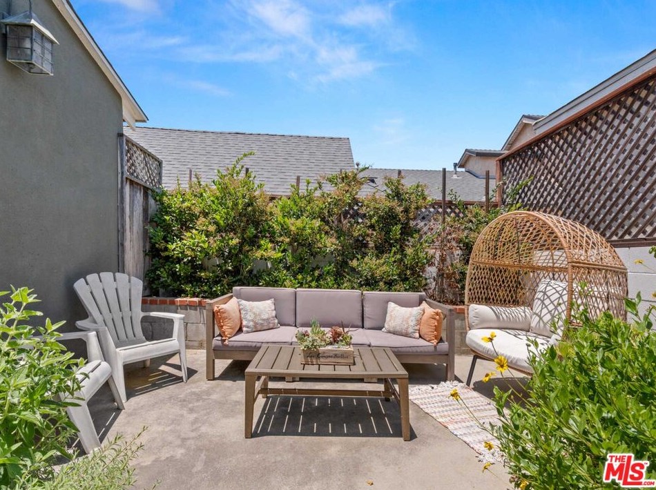 715 Hillcrest St, El Segundo CA  90245-2002 exterior