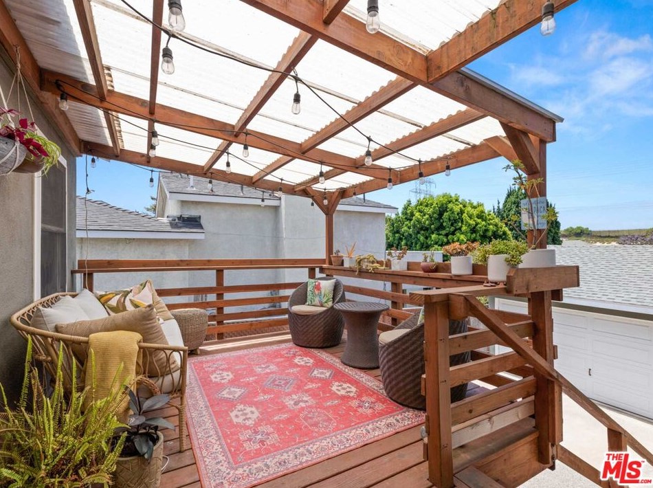 715 Hillcrest St, El Segundo CA  90245-2002 exterior