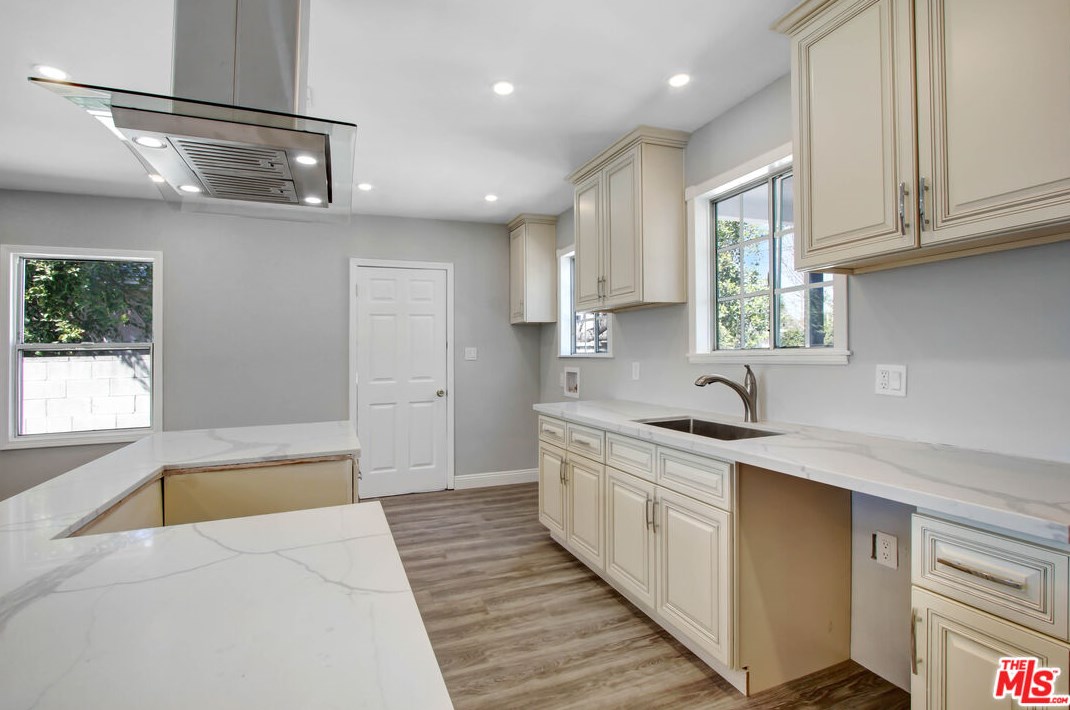 19112 Vanowen St, Los Angeles CA  91335-5016 exterior