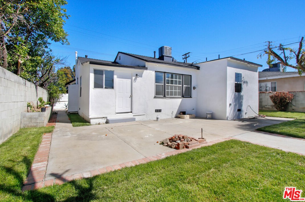 19112 Vanowen St, Los Angeles CA  91335-5016 exterior