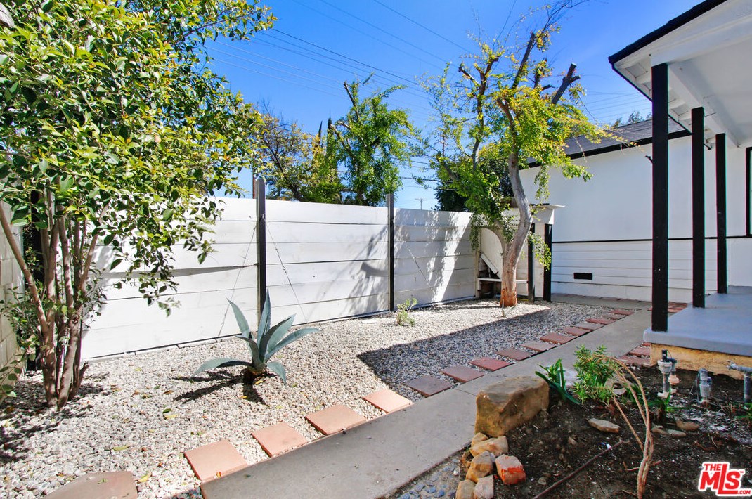 19112 Vanowen St, Los Angeles CA  91335-5016 exterior