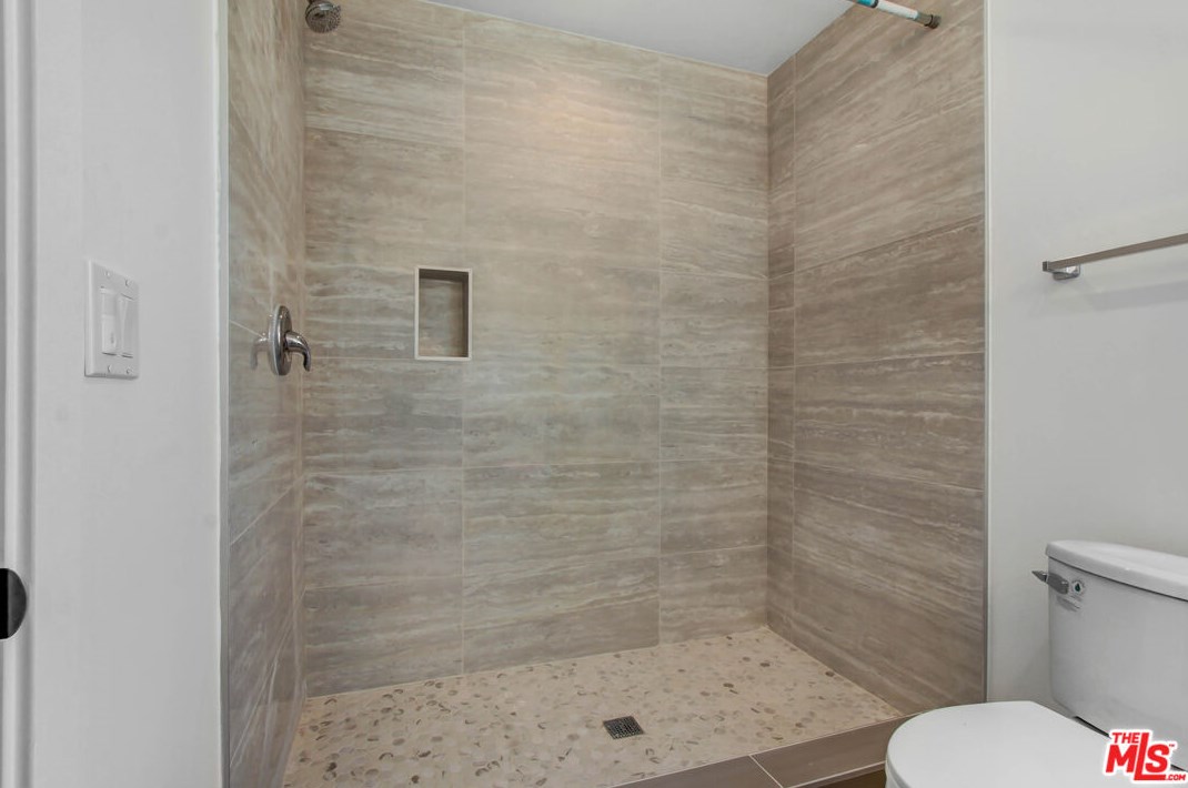 19112 Vanowen St, Los Angeles CA  91335-5016 exterior